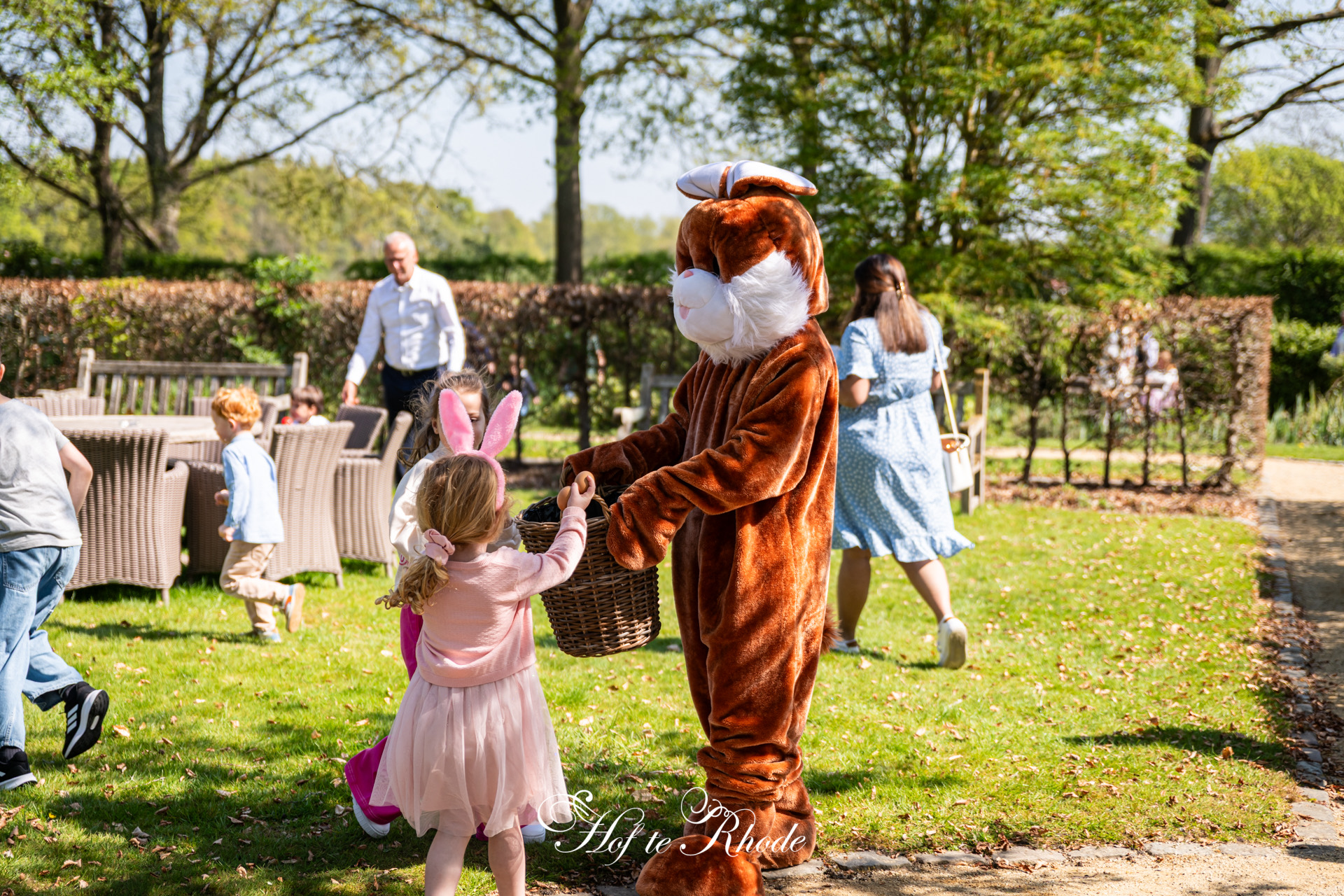 Kinderen op zoek naar paaseieren in de tuin
