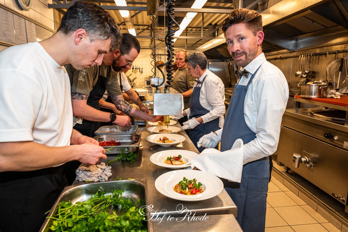 De chefs werken de borden af in de keuken