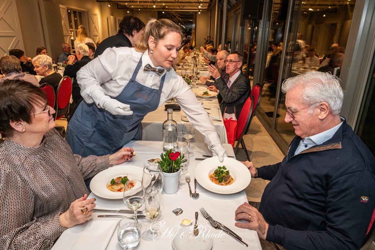 Een koppel krijgt het voorgerecht aan tafel