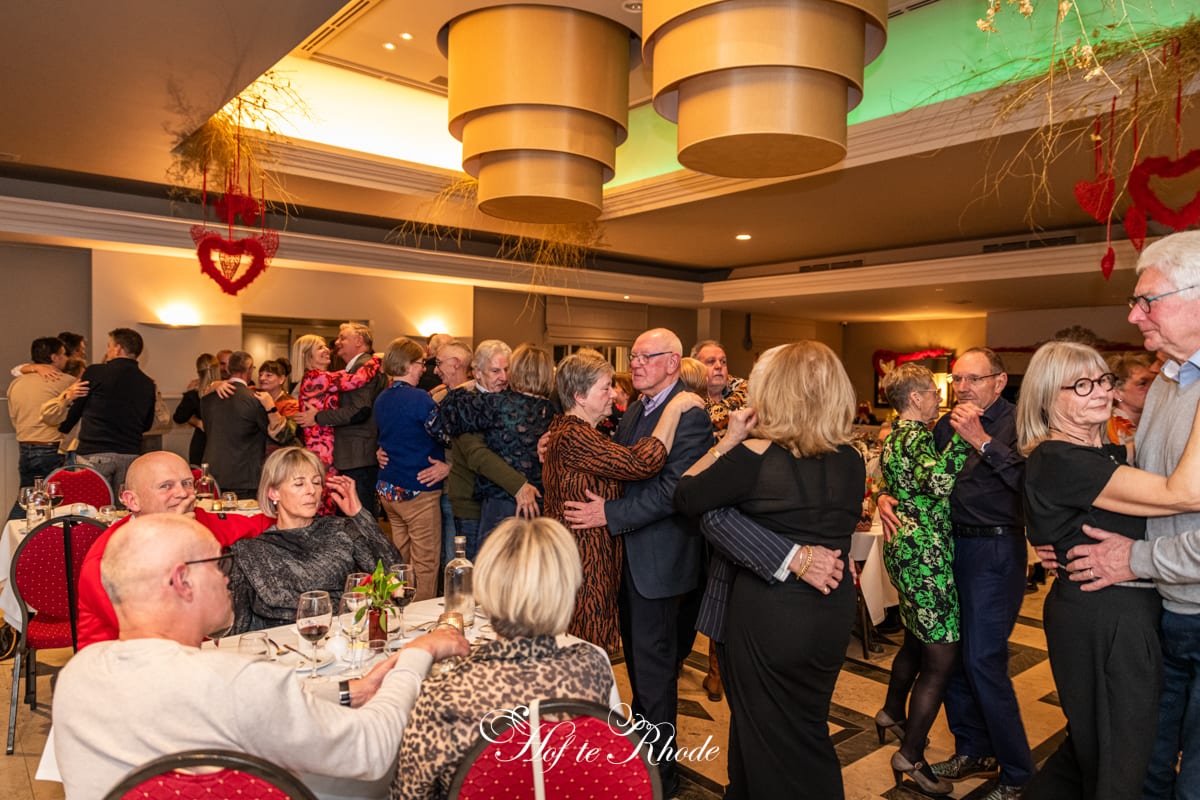 Koppels dansen op het Valentijndiner