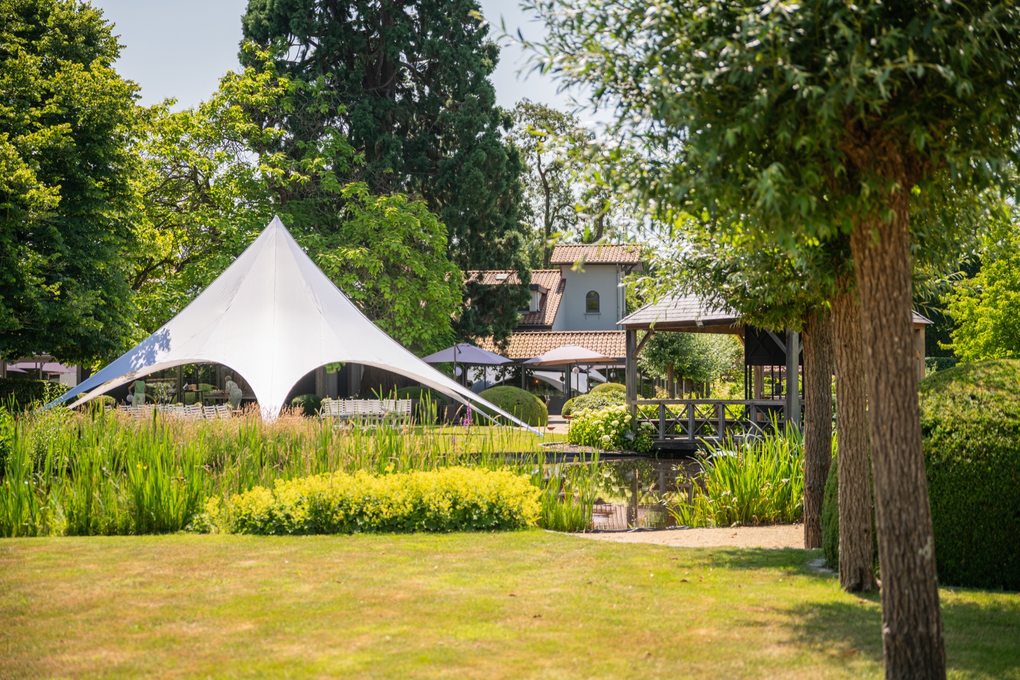 De tuin van Hof te Rhode met tent en prieel