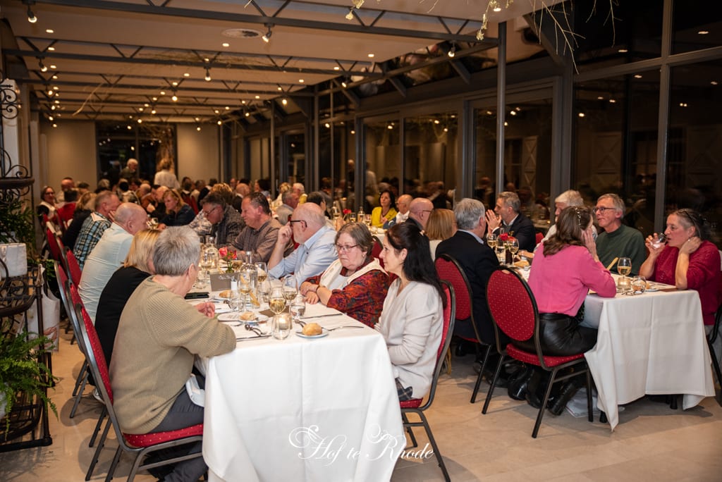 Gasten aan gedekte tafels op het Kreeftenfestijn