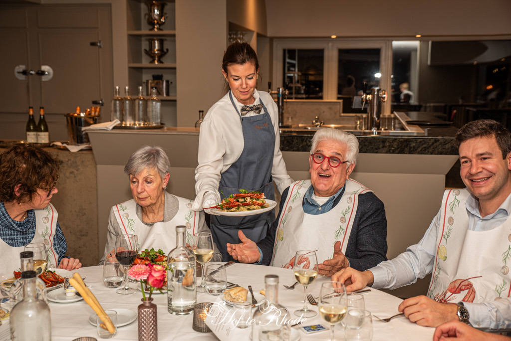 Een gang wordt aan tafel uitgeserveerd