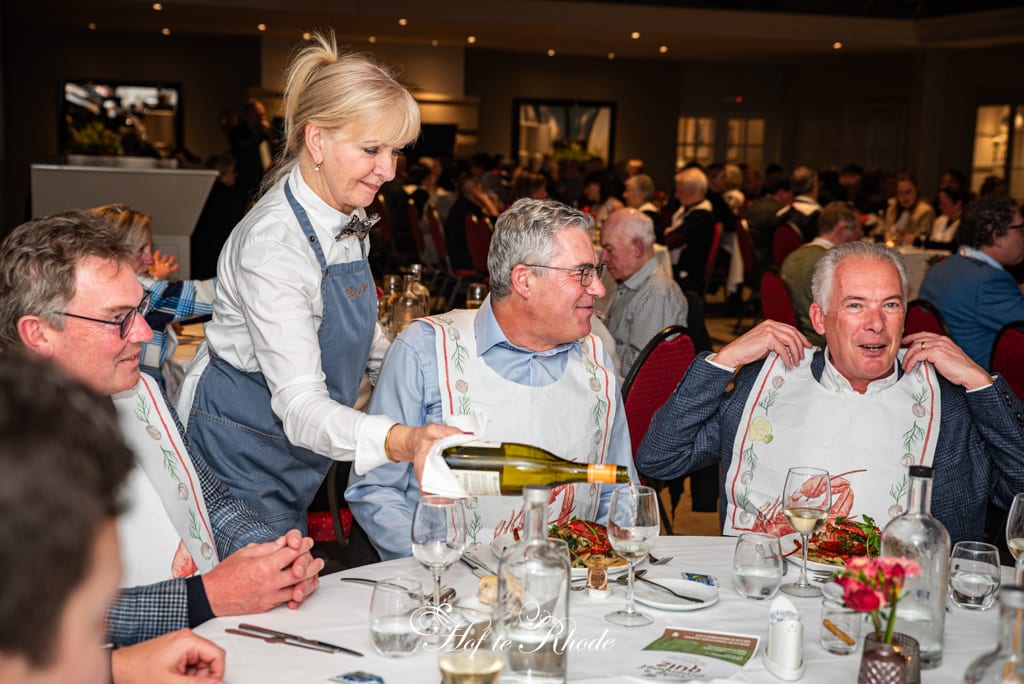 Gasten met een slab, wijn wordt ingeschonken