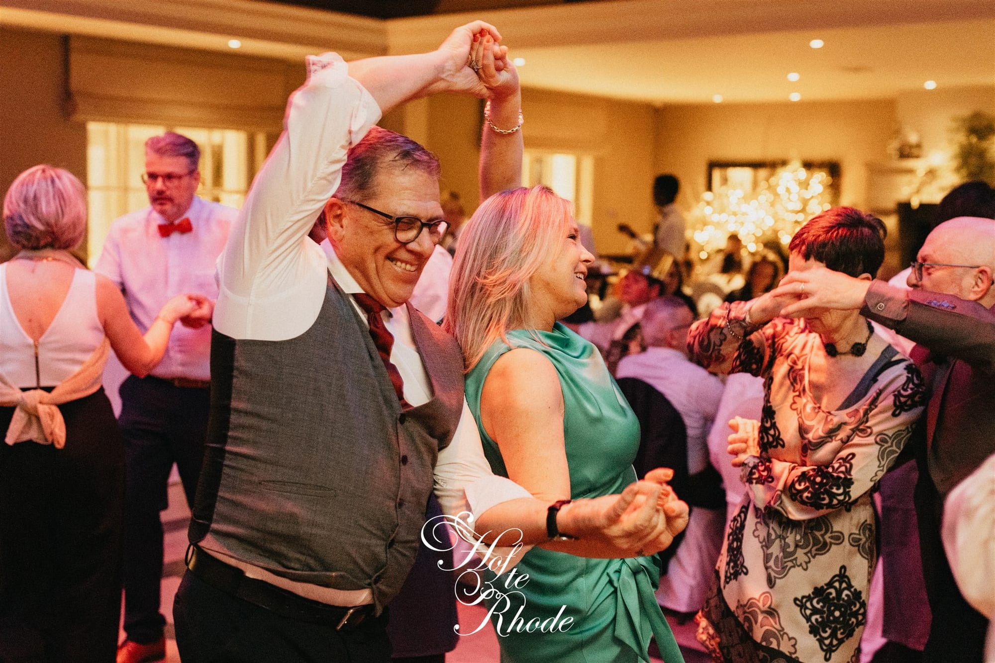 Gasten dansen op de Sylvesteravond