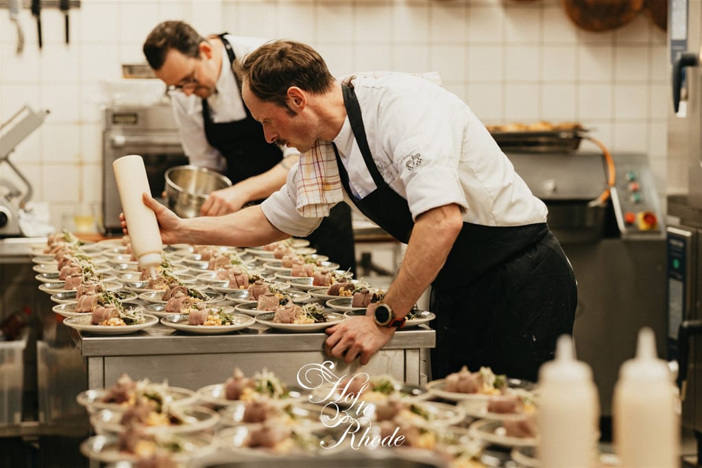 De chefs werken de borden af in de keuken