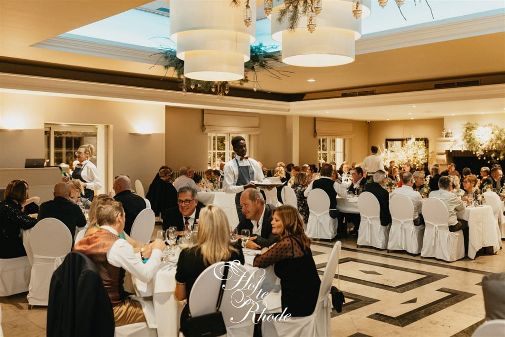 Gasten aan gedekte tafels op de Sylvesteravond