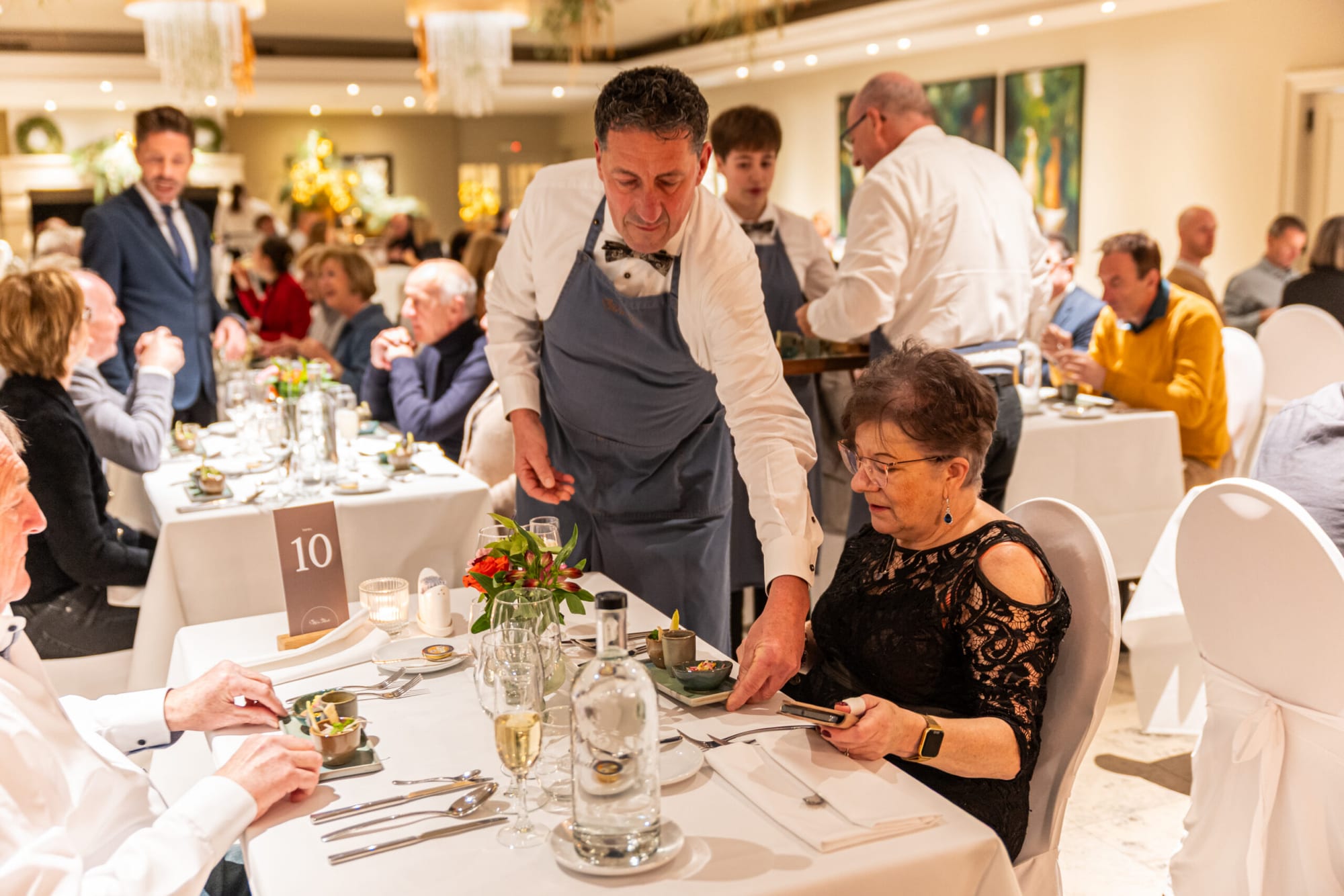 Een gang wordt aan tafel uitgeserveerd