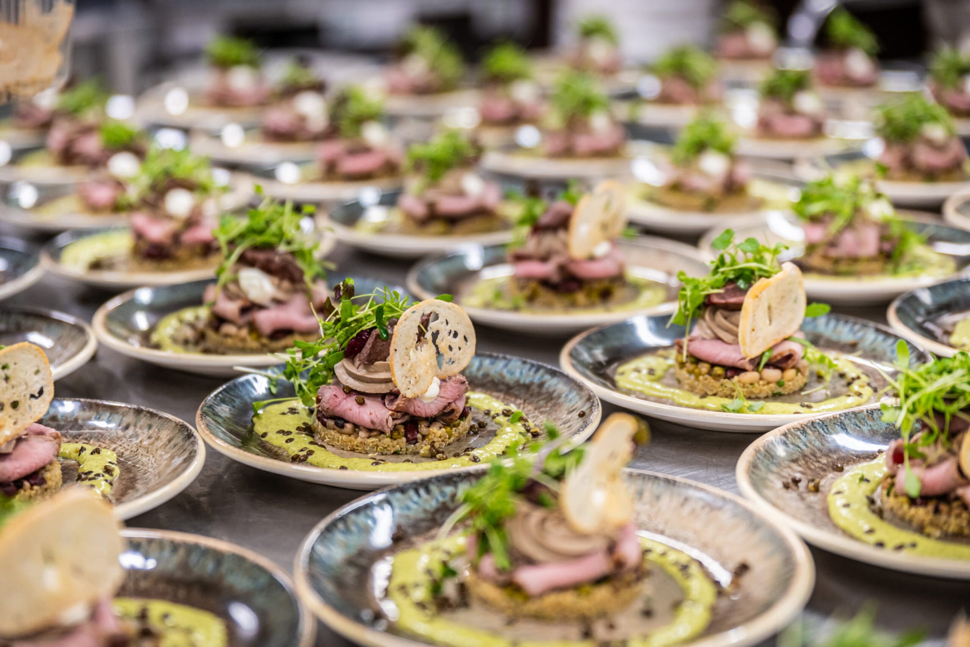 Bordjes wildgerecht klaar voor de bediening
