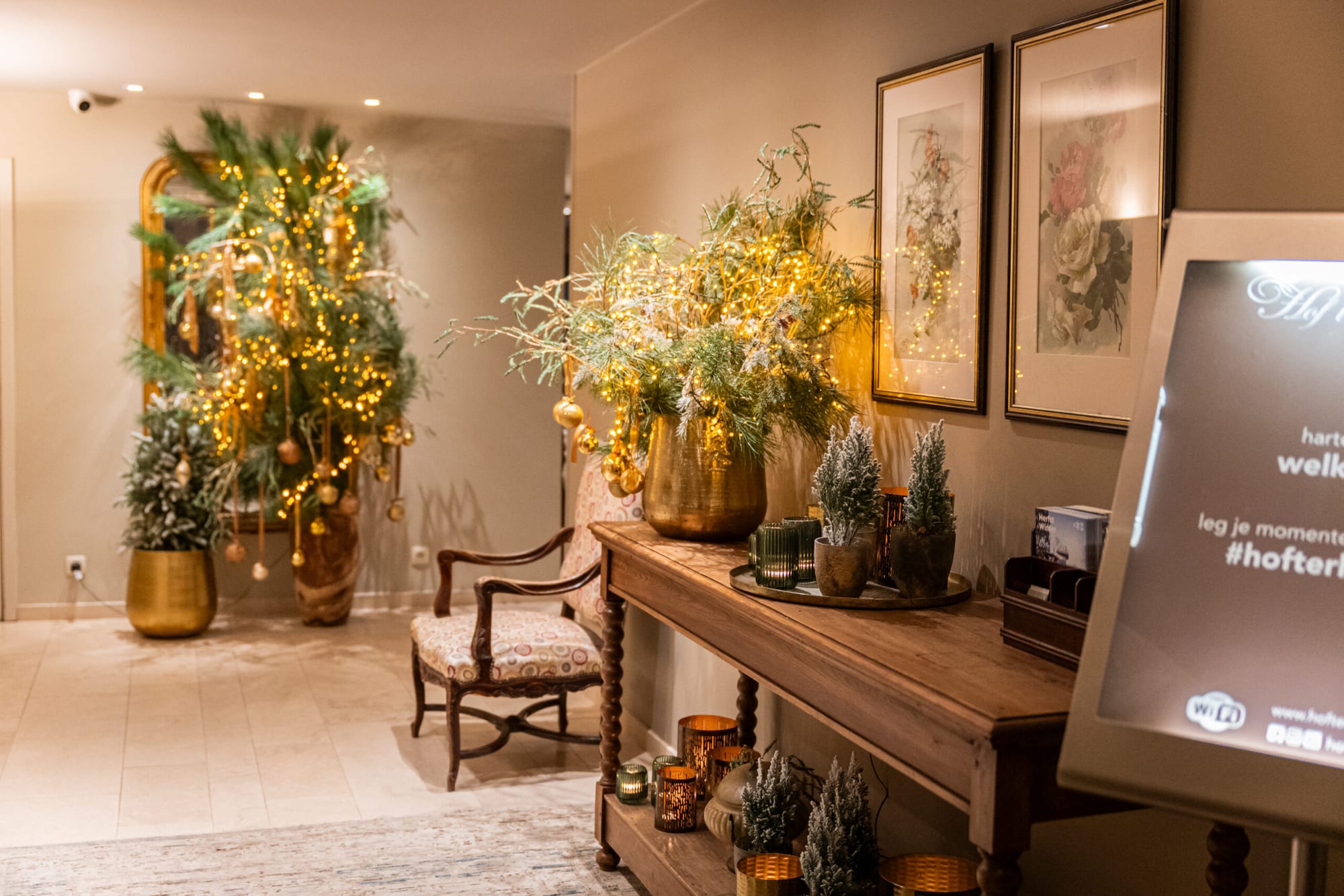 De inkom in herfstdecor met lichtjes