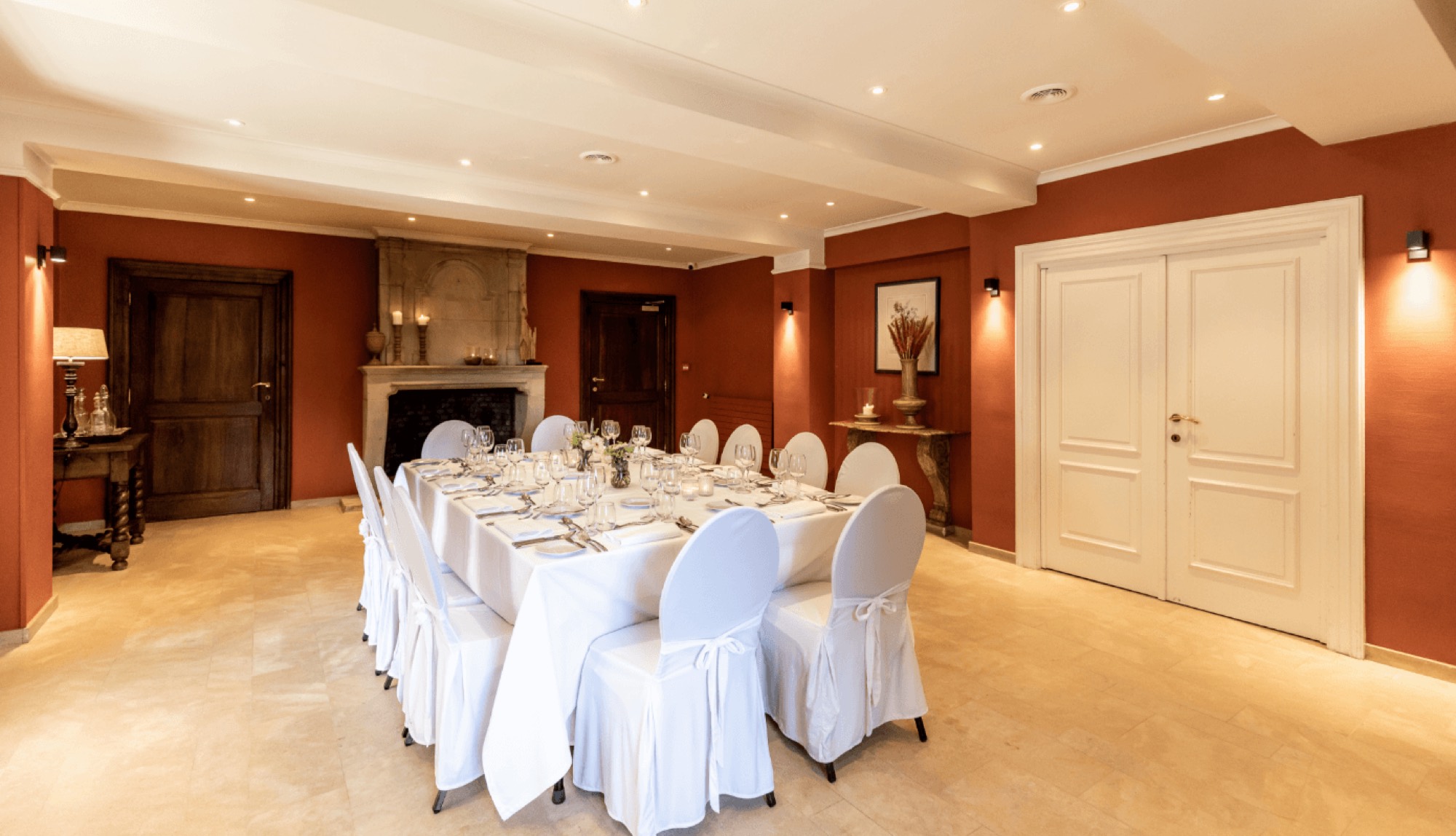 Lange tafel gedekt voor een huwelijksdiner in het Salon met open haard