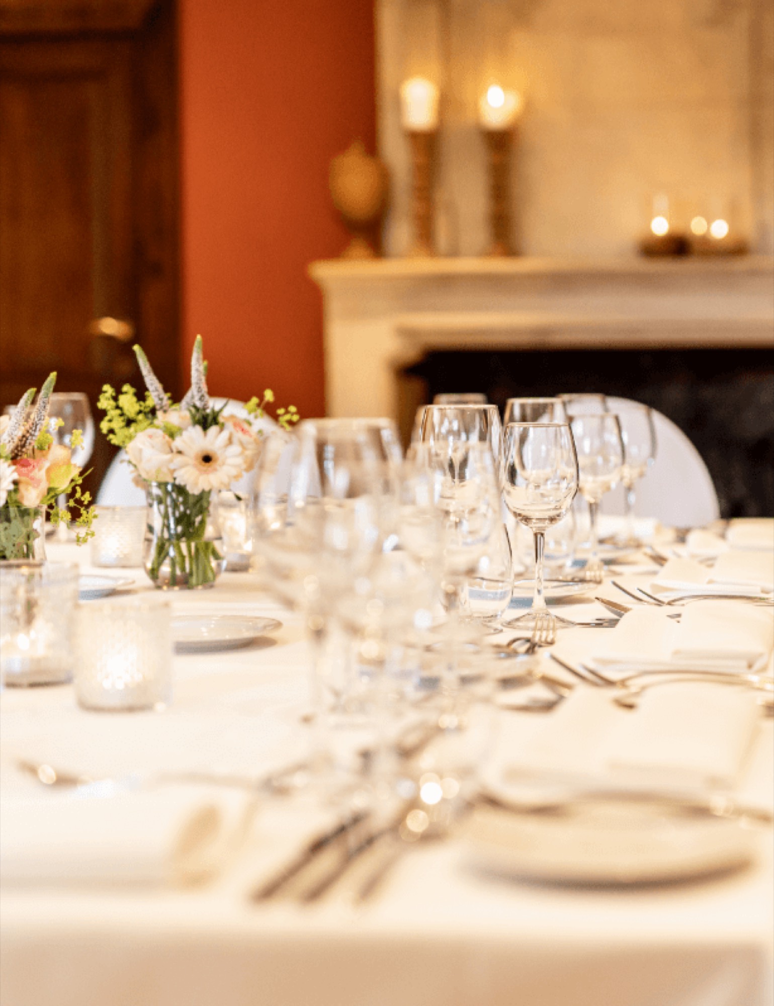 Feestelijk gedekte tafel voor een huwelijksdiner in het Salon van Hof te Rhode