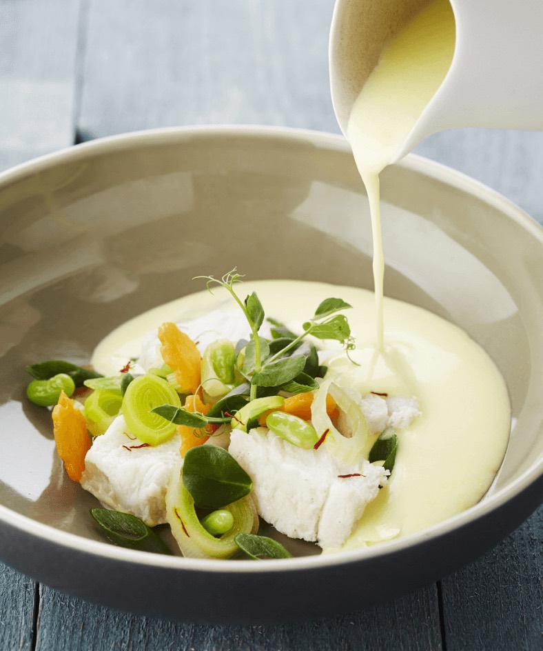 Een gerecht van de chef wordt afgewerkt voor afhaling